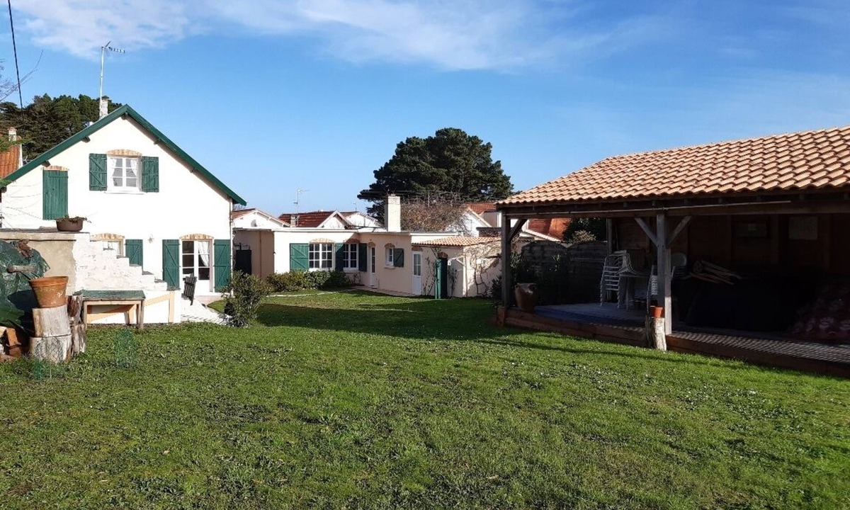 Le Cormier Villa | Large seaside family villa with outdoor pool and enclosed garden