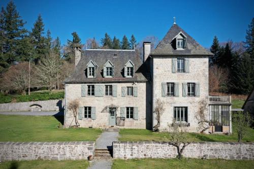 Saint-Angel Bed & Breakfast | Le Château de Saint-Angel, Le Manoir du Rigouneix, 5 minutes A89, nature, calme, sauna, CLIMATISATION