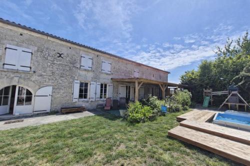 Criteuil-la-Magdeleine House | Le Clos des Vignes