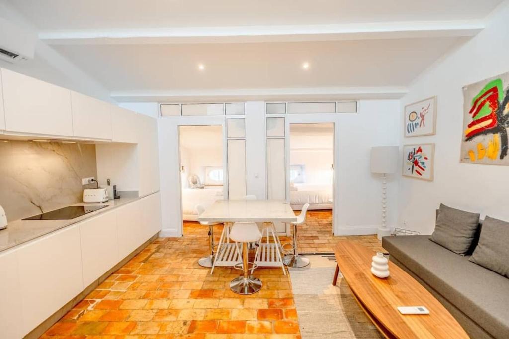 Old Town Apartment | Le Gambetta l Near the Port l Shellter Rentals