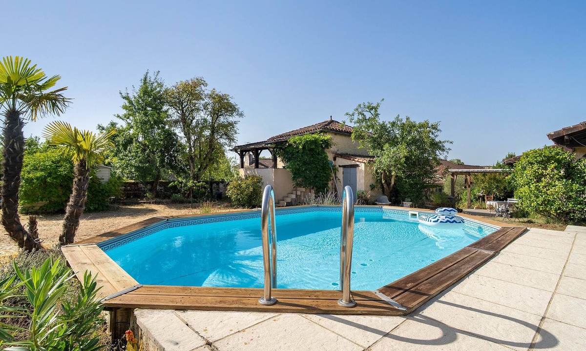 Cercles House | Le Pigeonnier – Charming Cottage for 2 with Shared Pool