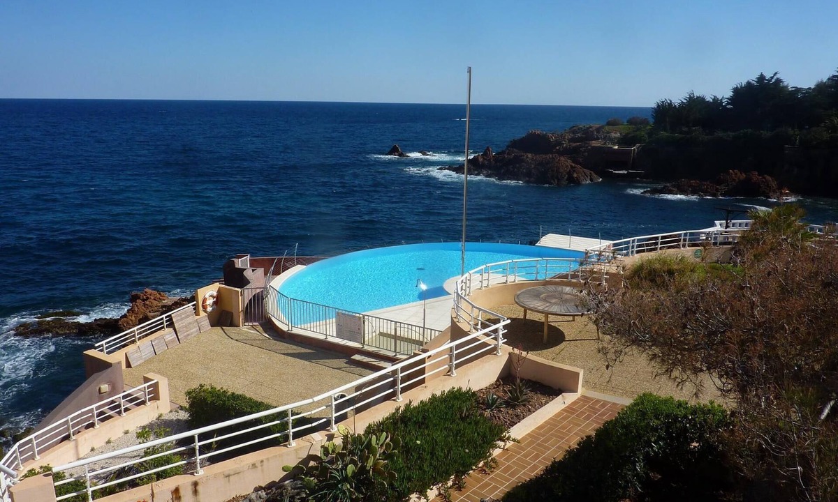 Le Trayas Apartment | Le Trayas apartment in waterfront residence, sea view,