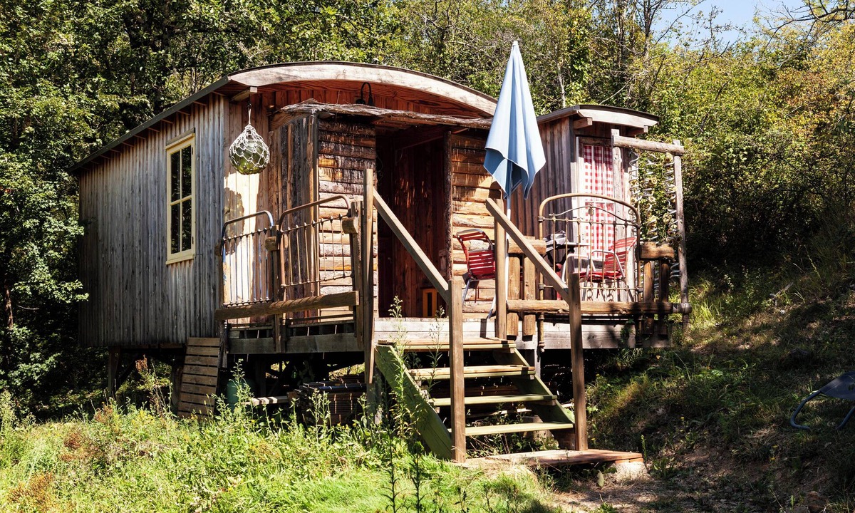Villeneuve d'Aveyron Ski Chalet | LES ROULOTTES DE RITA, in the countryside, swimming pool, pets welcome
