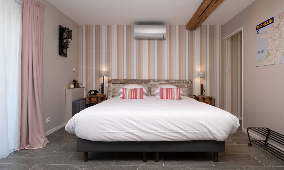 Theix-Noyalo Bed & Breakfast | Lochrist, Calzac Moulin Guest Room with Terrace, Wi-Fi, and Air Conditioning in High Season