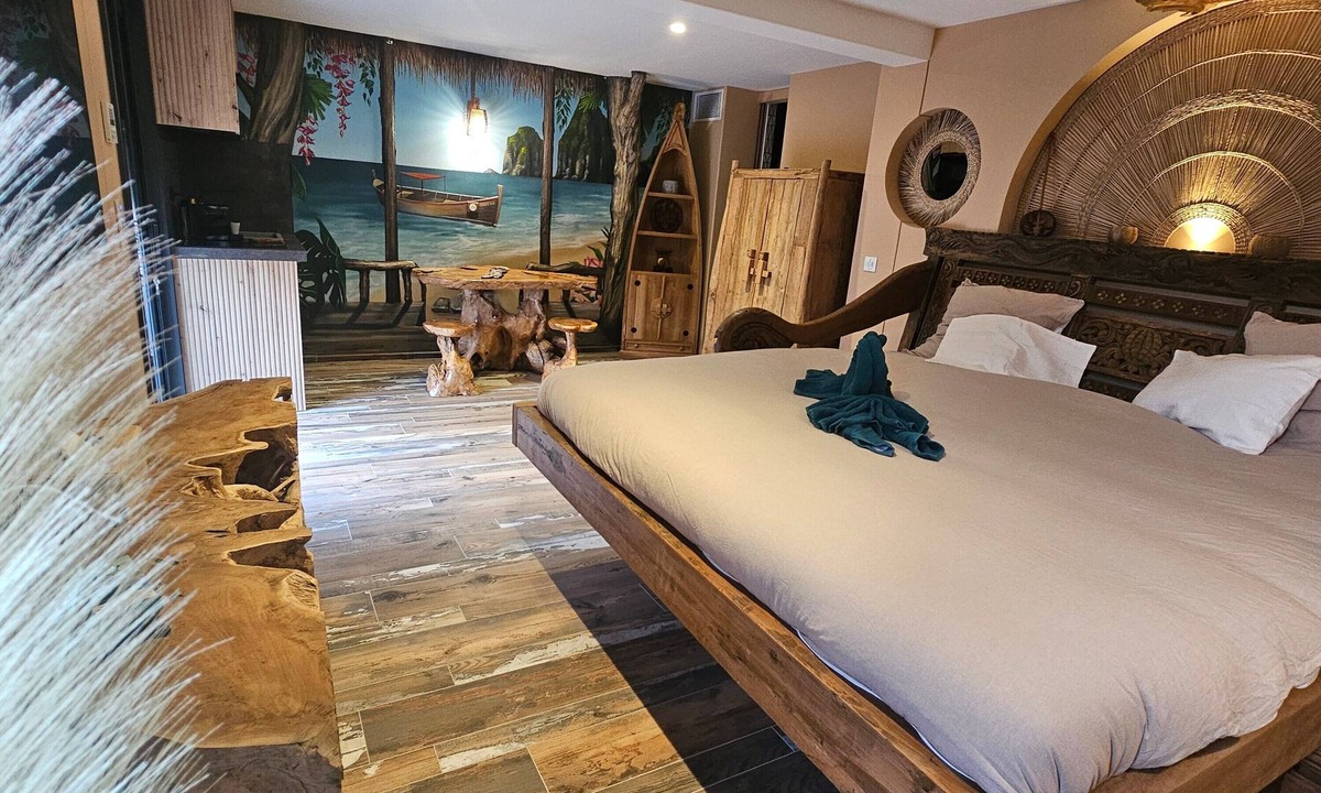 Besse-sur-Issole Bed & Breakfast | Lotus Bay Guest Room with Shared Pool, Wi-Fi, and Air Conditioning