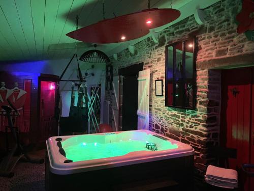 Dol-de-Bretagne Hotel | Love Room DONJON de Maîtresse Freÿja