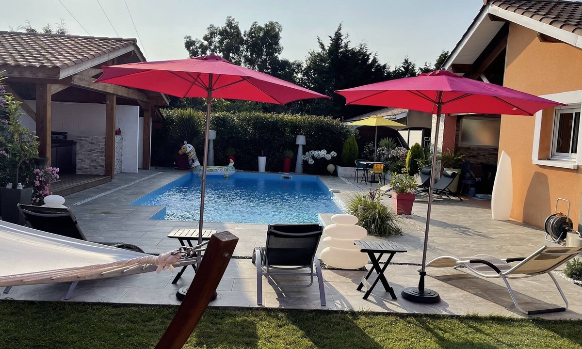 Saint-Martin-de-Seignanx Villa | Luxurious villa with a heated pool