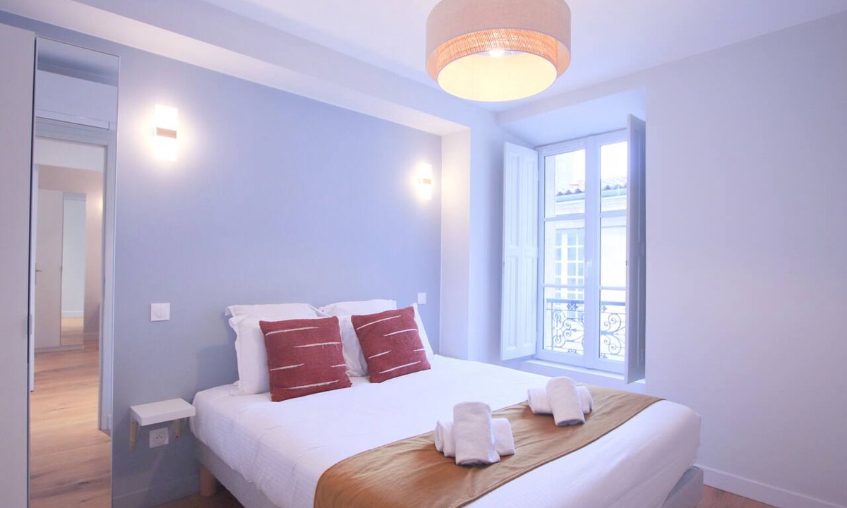 Hotel de Ville - Quinconces Apartment | Luxury 3-bedroom apartment in hyper centre, air con, lift