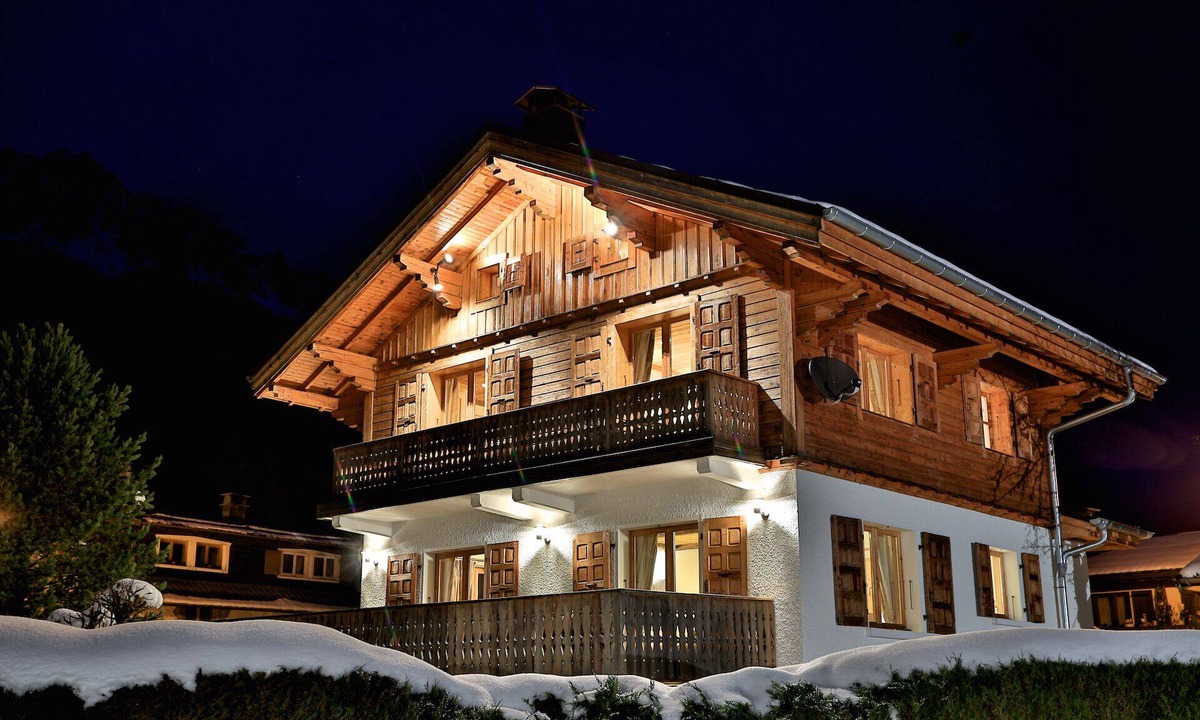 Chamonix-Mont-Blanc Ski Chalet | Luxury chalet in Chamonix town, all en-suite, log fire, hot tub