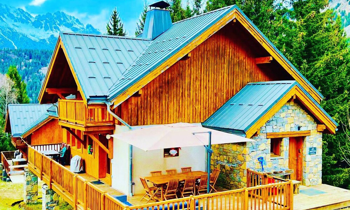 Oz-en-Oisans Ski Chalet | Luxury family, ski-in/ski-out chalet in Oz en Oisans (Alpe d'Huez Domain)