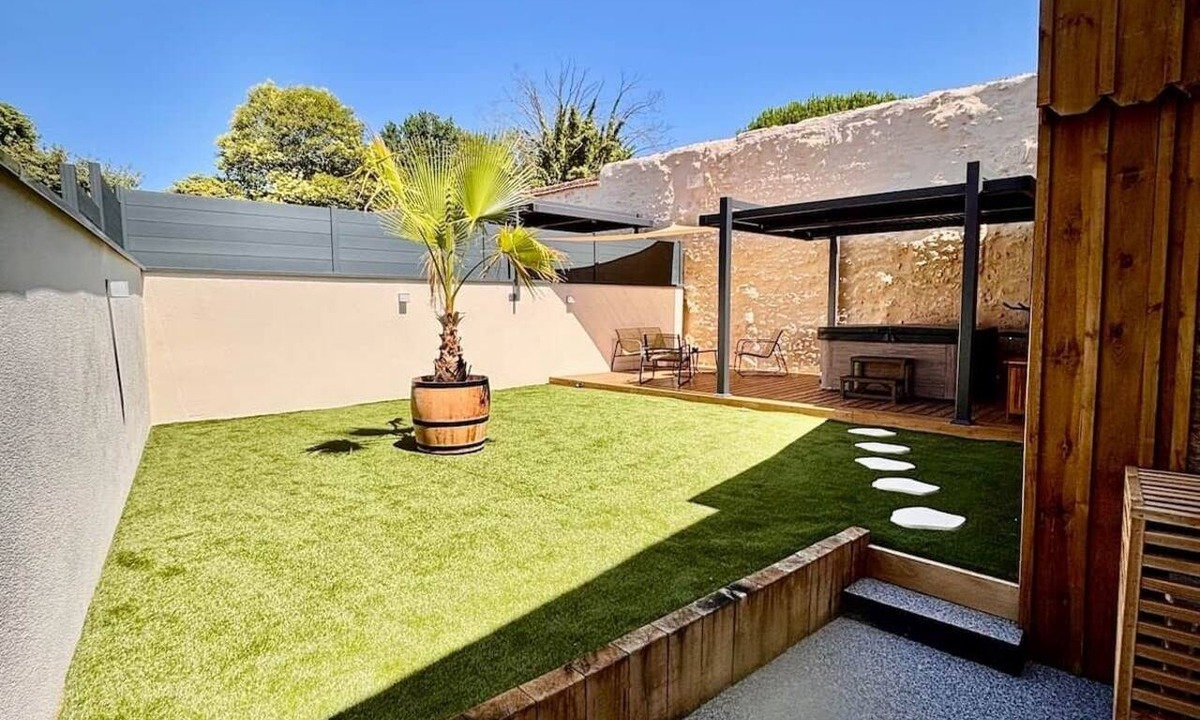 Blaye Apartment | Luxury two-bedroom apartment with private spa & garden