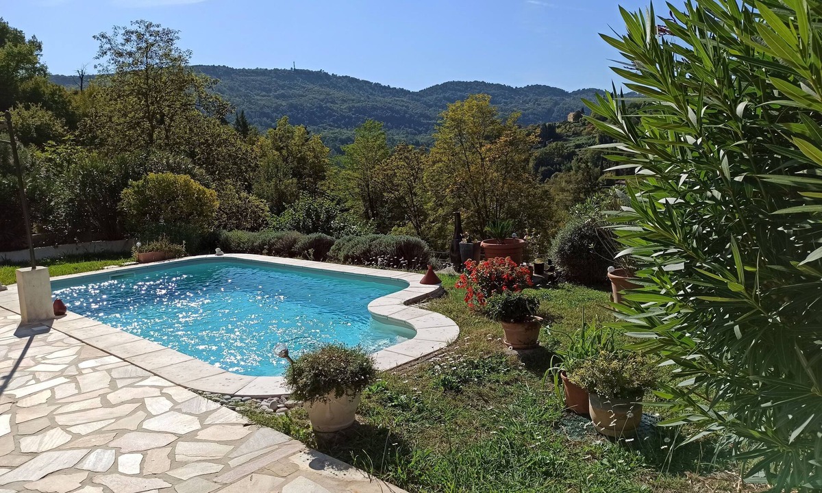 Tourrettes-sur-Loup Villa | Magnificent villa with swimming pool and mountain view