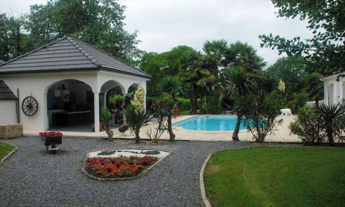 Limendous Villa | Magnificent villa with swimming pool and petanque court