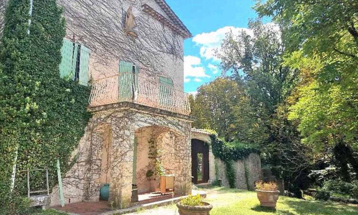 Brignoles Apartment | Magnificent wine estate of 32 hectares.