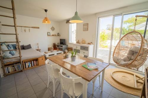 Bouin House | Maison avec fauteuil suspendu et lit de jour près de la mer en Vendée