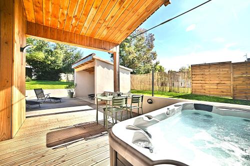 Mortagne-sur-Gironde House | Maison cosy avec spa extérieur et vélos électriques
