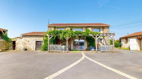 Montrevault-sur-Evre House | Maison en pierres avec boulodrome et ping pong, terrasse et jardin