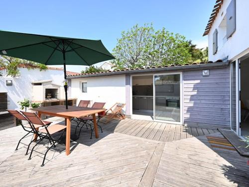 Saint-Clement-des-Baleines House | Maison de Vacances avec Cour et Confort Moderne au Centre de Saint-Clément-des-Baleines - FR-1-434-95