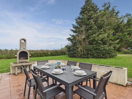 Commequiers House | Maison jardin et bbq -piscine commune- 4 adt 2 enf