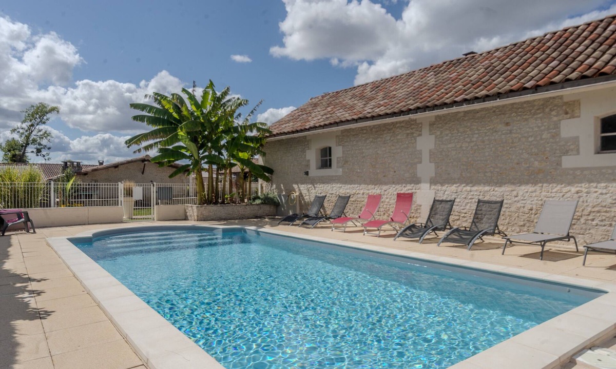 Mortiers House | Maison 'Les Roses De Jonzac' with Private Pool, Private Terrace, and Wi-Fi