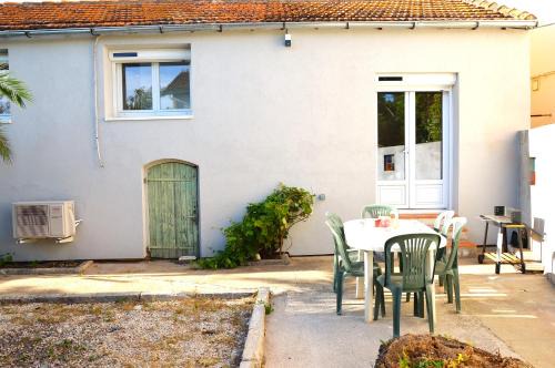 Ollioules House | Maison rénovée dans village d'Ollioules clim terrasse barbecue garage pour 4