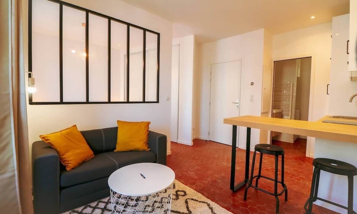 Manosque Apartment | Modern & Comfortable One-Bedroom Apartment with Balcony