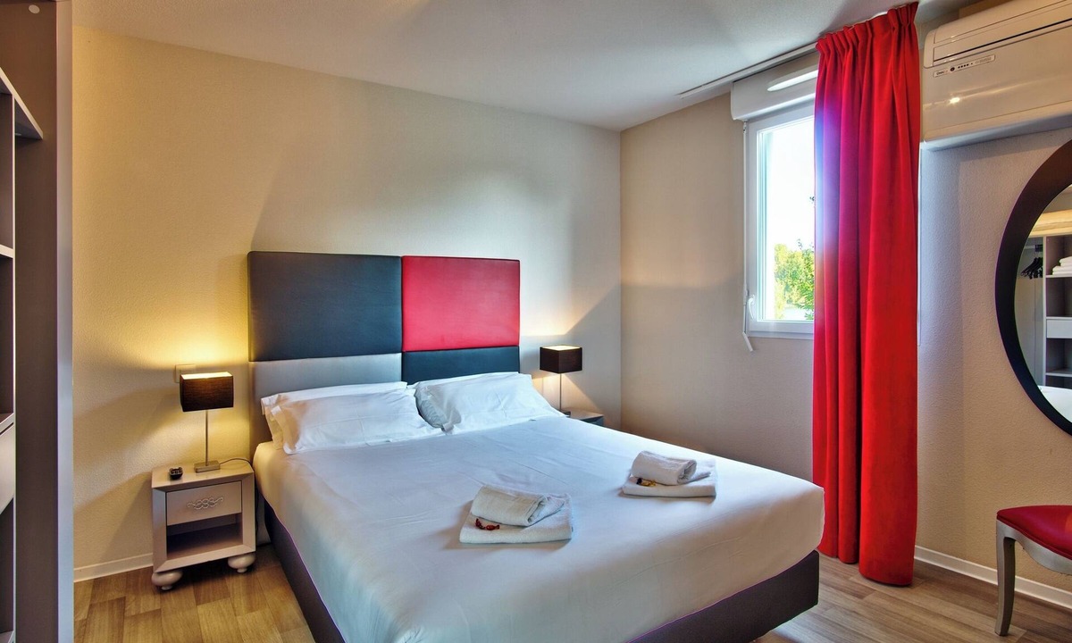 Lahonce Hotel | Modern Family Suite 6.6 Miles to Sports and Rugby Attractions