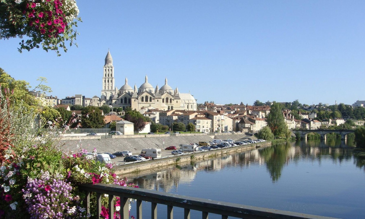 Perigueux Apartment | Modern Studio - 3rd floor - downtown