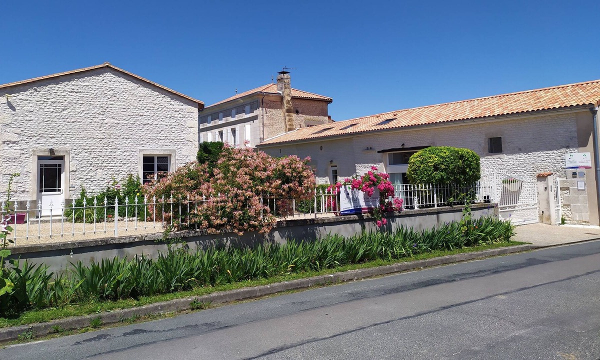 Saint-Seurin-de-Palenne Cottage | Newly renovated child friendly gîtes, secure heated swimming pool & 2 play areas