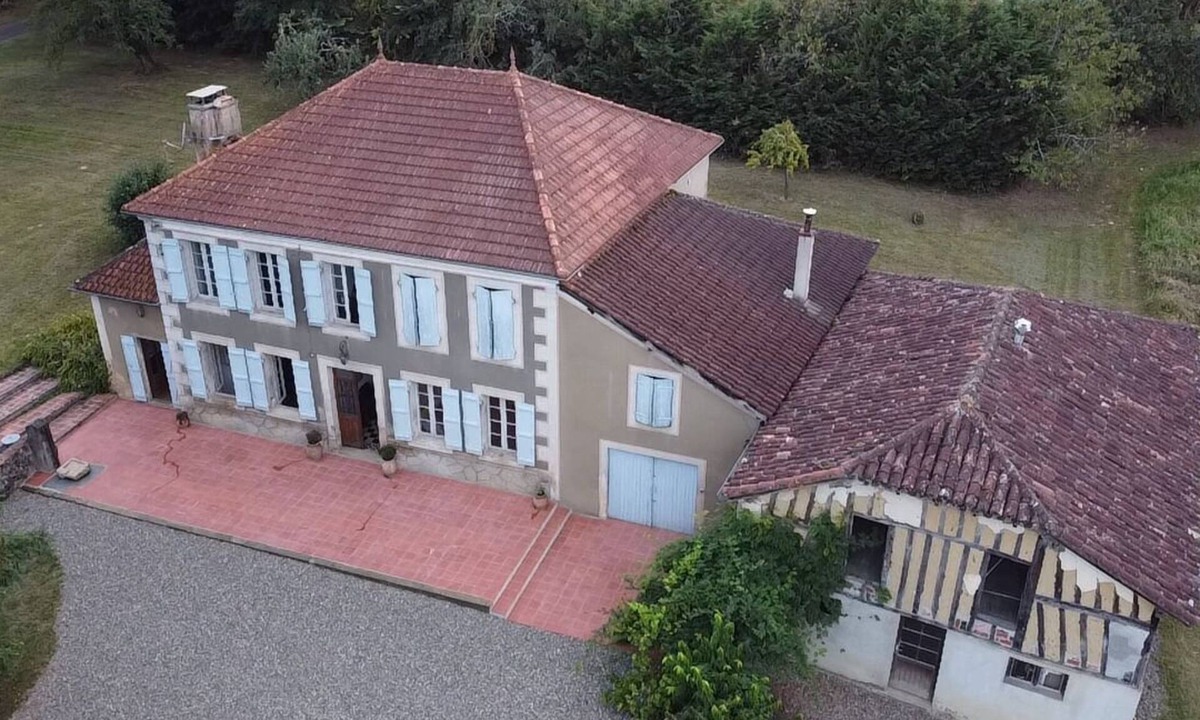 Laujuzan House | Old Country House With Swimming Pool