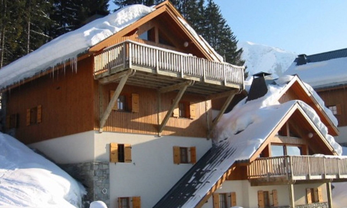 Oz-en-Oisans Ski Chalet | Oz/Alpe d'Huez 200m to slopes, up to 25pers, Jacuzzi, 9 en-suite bedrooms