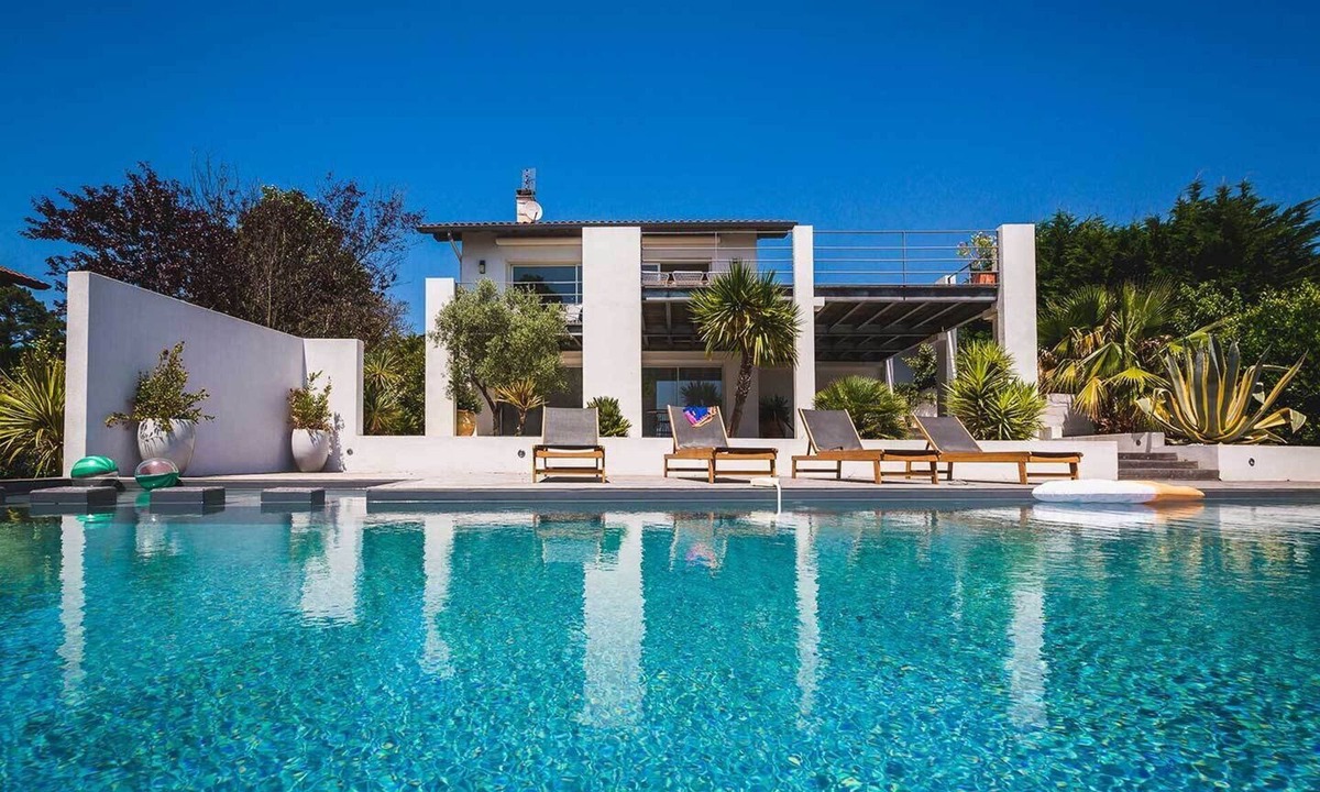 Bidart Villa | PANORAMA KEYWEEK Mountain View Villa, Fireplace, Pool and Sauna in Bidart