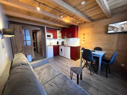 La Clusaz Apartment | PARNASSE 2-203 - Bel appartement sur les pistes de ski, centre village, vue montagnes - Wifi - Parking