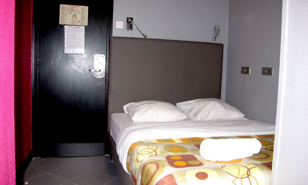 Hopital Saint-Louis Hostel | Peace & Love - Hostel