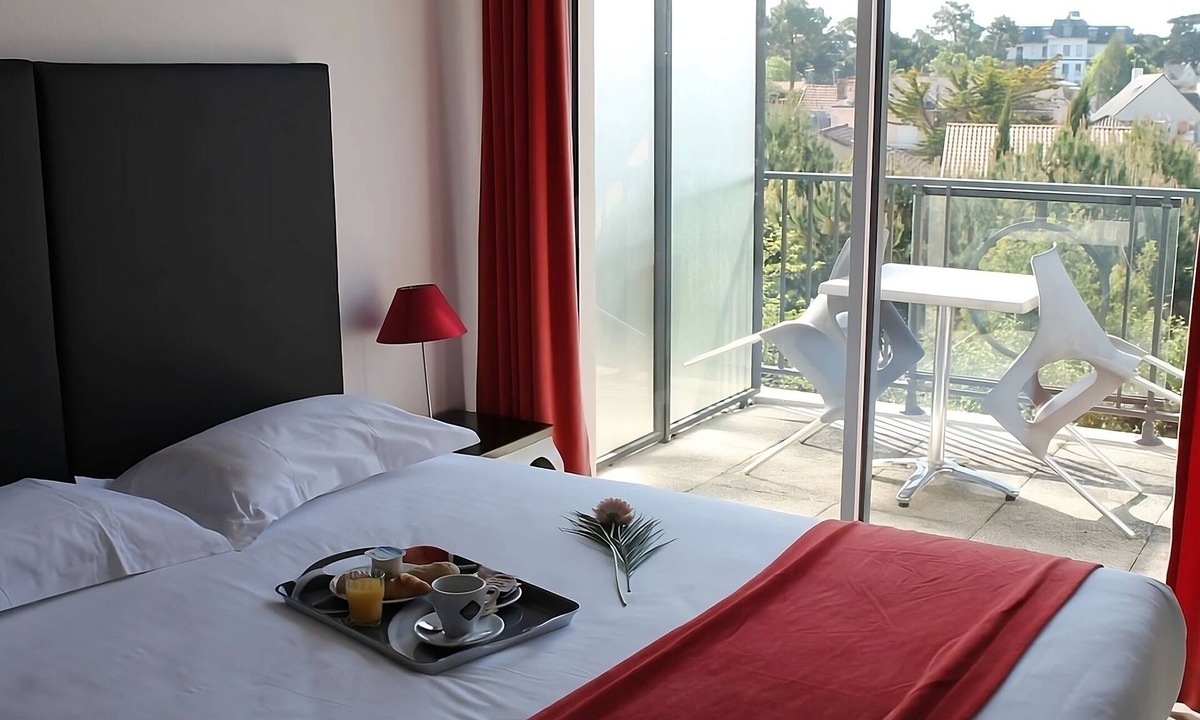 La Baule-Escoublac Hotel | Pet-Friendly French Retreat | 6.0mi to Medieval Guerande Adventures
