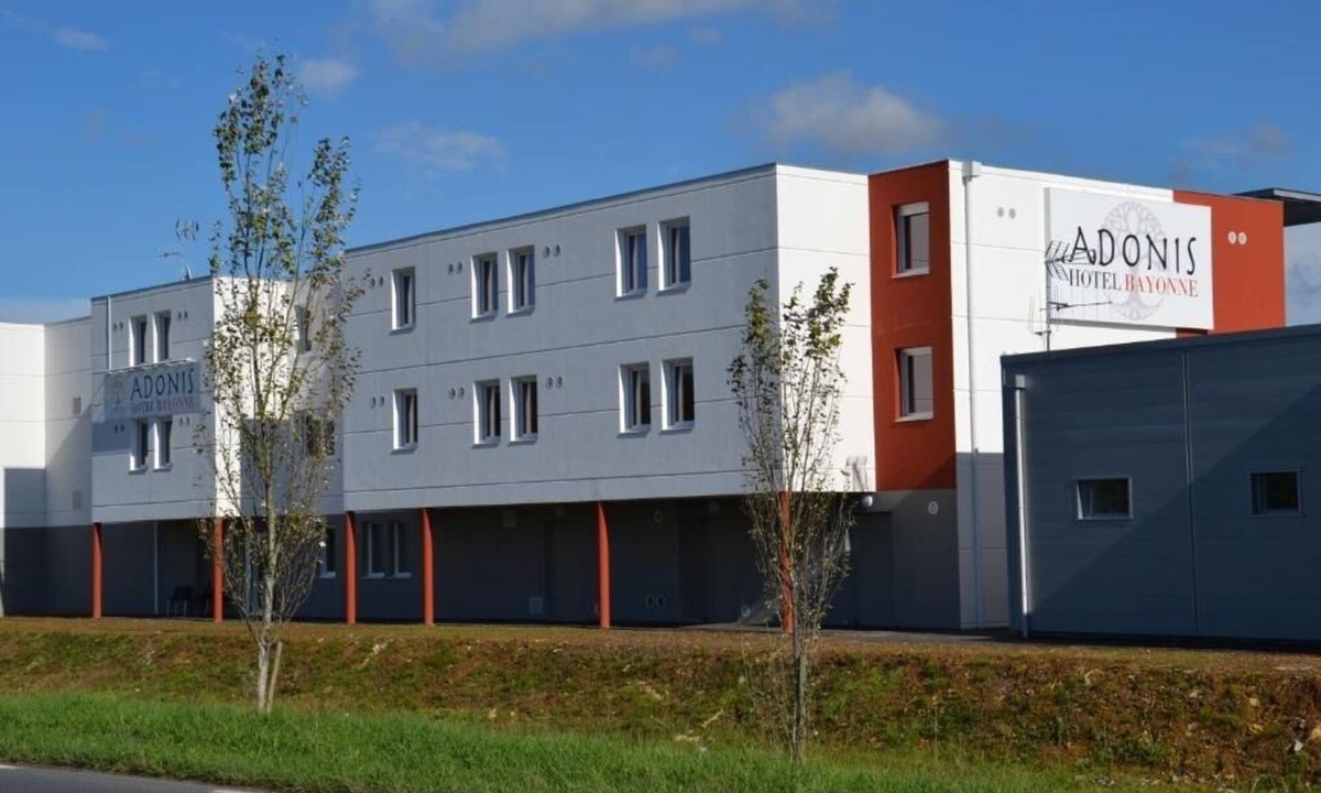 Lahonce Hotel | Pet-Friendly Family Escape | 4.8 Miles to Musée Basque in Bayonne
