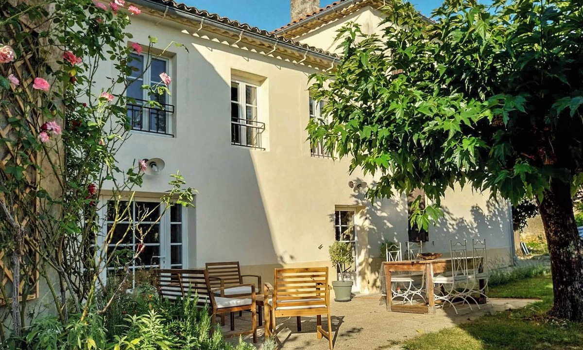 Blasimon Cottage | Petit Est Eco Cottage in large private garden near Saint-Émilion