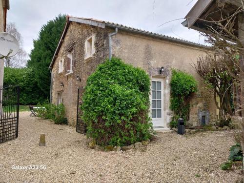 Chillac House | Petit Logis au calme avec piscine