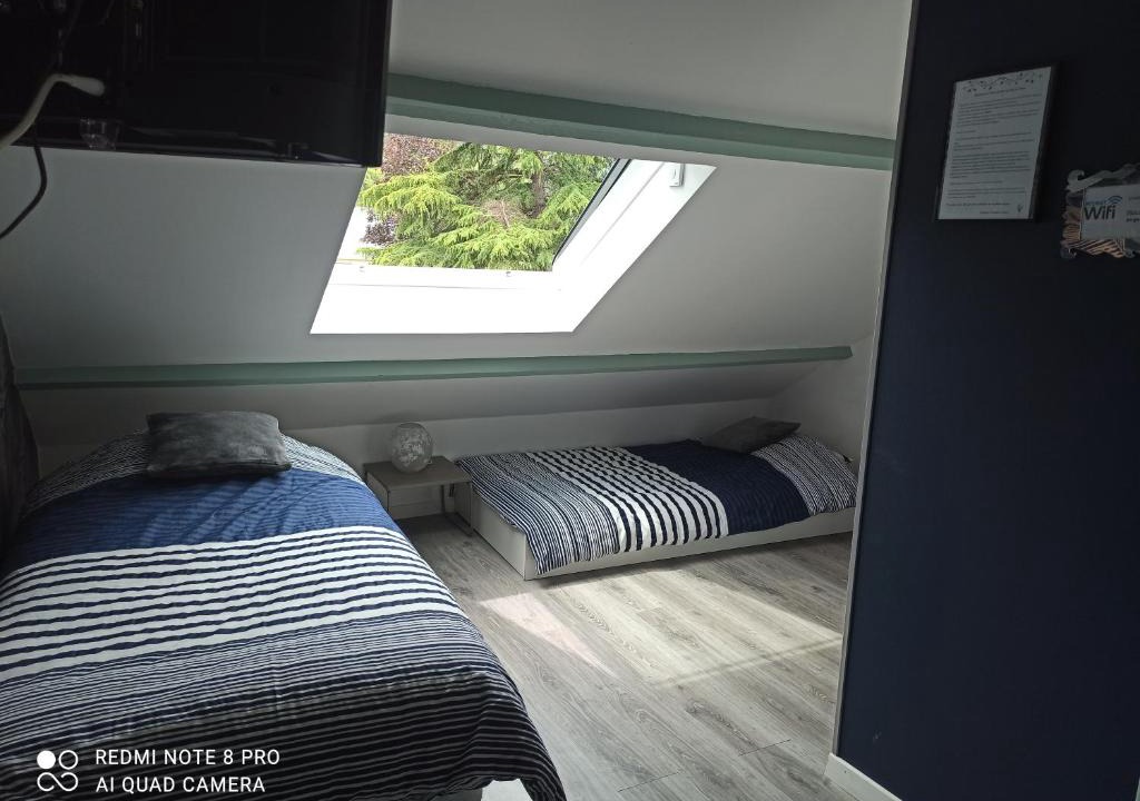 Neuilly House | Petit Studio Mansardé - 2 lits simples petit intérieur mais grand espace extérieur