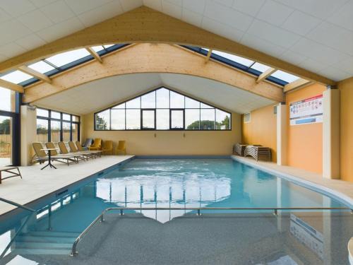 Saint-Gilles-Croix-de-Vie Ski Chalet | Piscine chauffée commune, séjour pour 6