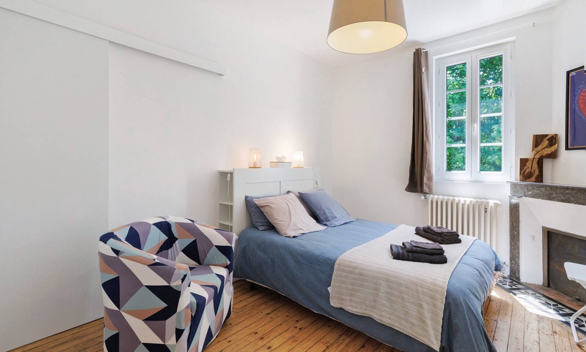 Saint-Denis-de-Pile Bed & Breakfast | Pomerol Guest Room with Shared Terrace, Garden, and Wi-Fi