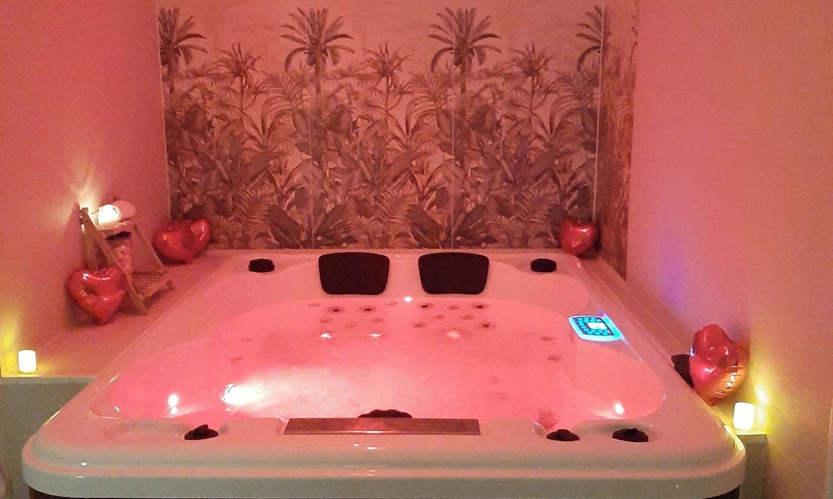 Meounes-les-Montrieux Apartment | Private "love room" with a jacuzzi and massage table