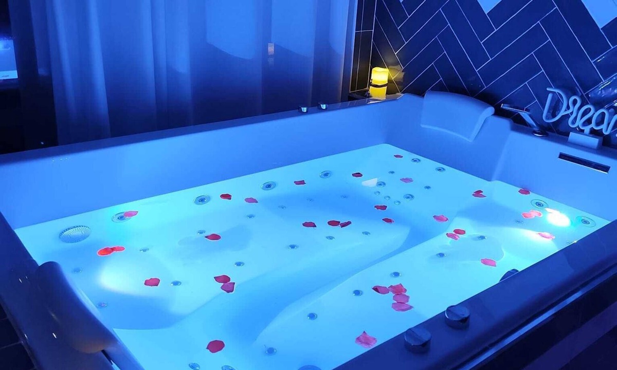 Les Essarts-le-Roi Cottage | Private spa gîte with balneotherapy and sauna officially rated 5 stars.