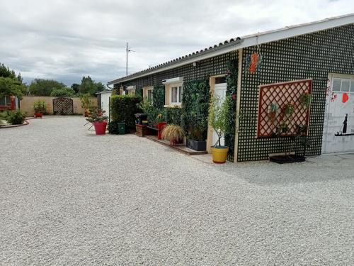 Saint-Medard-de-Guizieres House | Proche St Emilion , une pause quelque part au jardin des érables et des niwakis