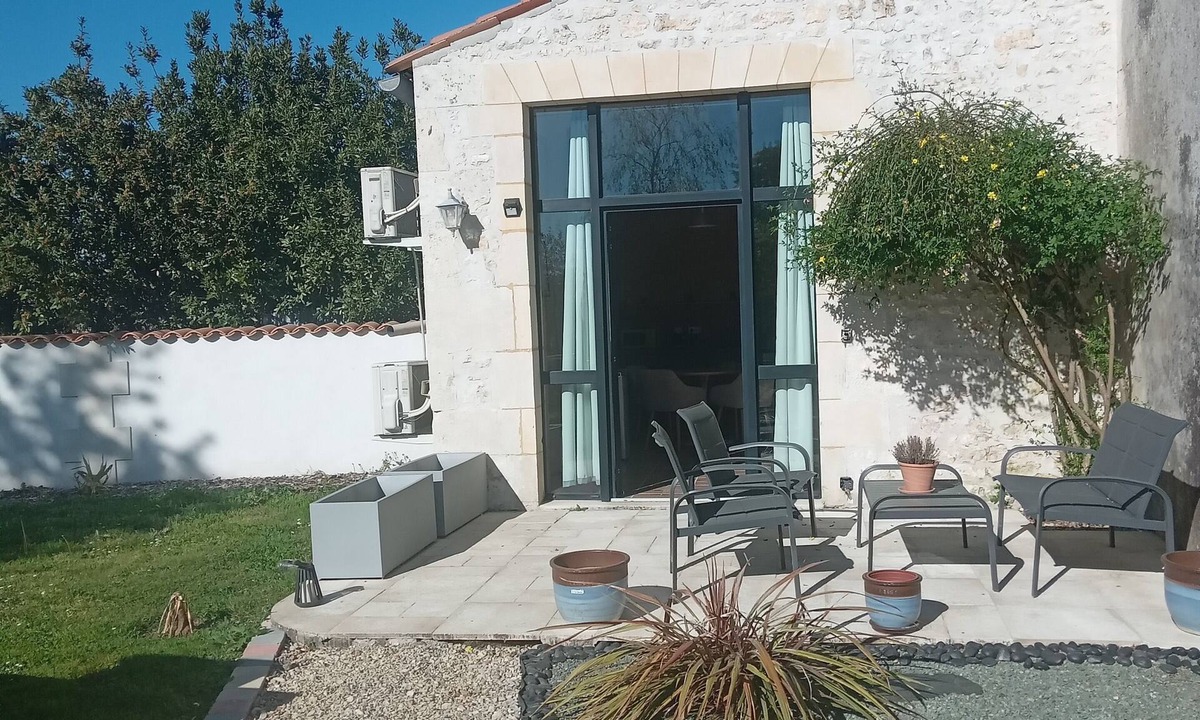 Clion Bed & Breakfast | Quiet cottage with outdoor space, than 10 minutes from the Jonzac thermal baths