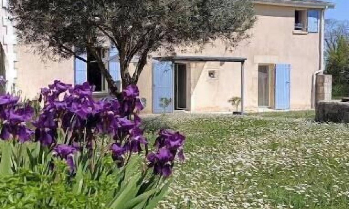 Montendre Cottage | Quiet country house with view in private park