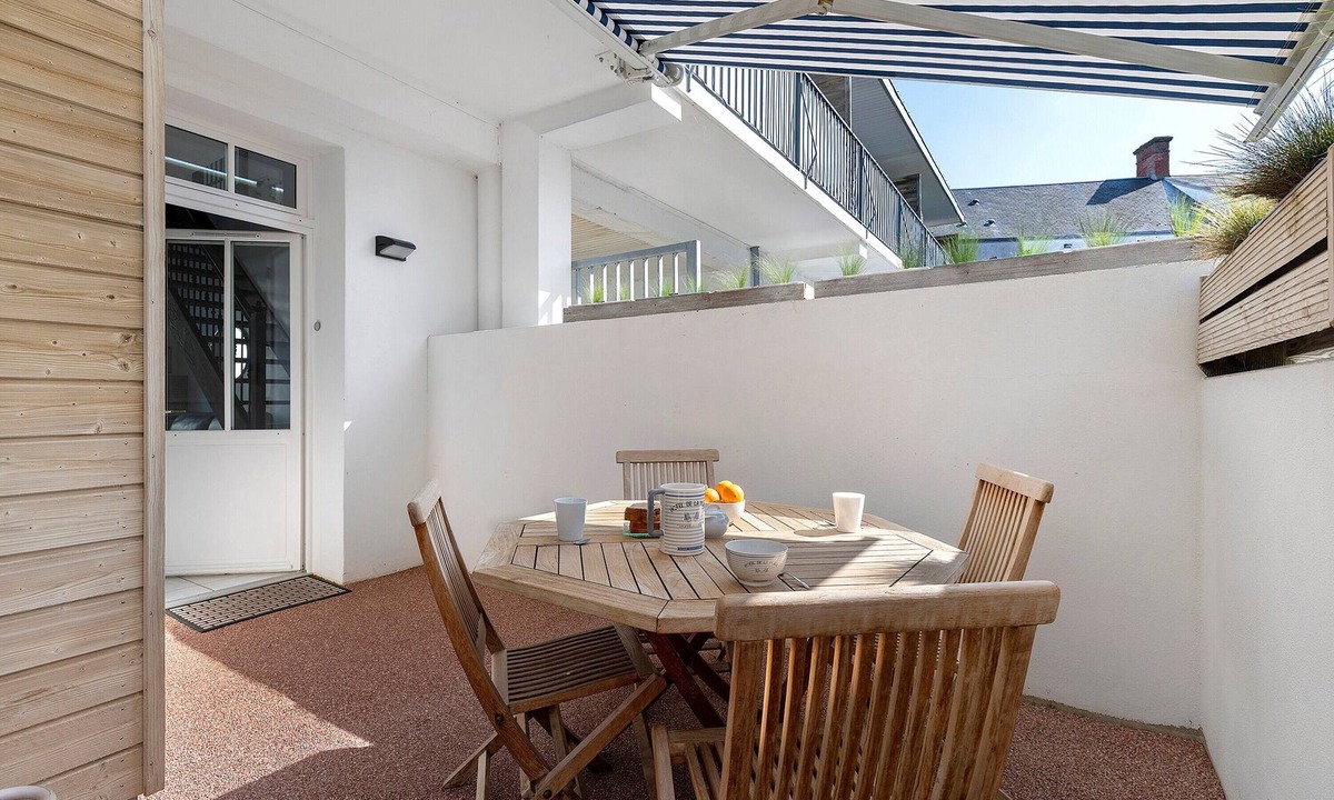 Saint-Gilles-Croix-de-Vie Apartment | “Résidence de la Plage” Apartment with Private Terrace and Balcony