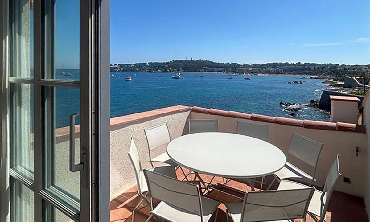 Antibes Old Town House | Rare seafront house in Antibesnfor 8 p with 5 bedrooms, 3 bathrooms & terrace
