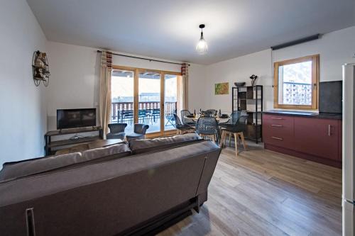Saint-Jean-de-Maurienne Apartment | Refuge des Cimes Terrace & Mountain View