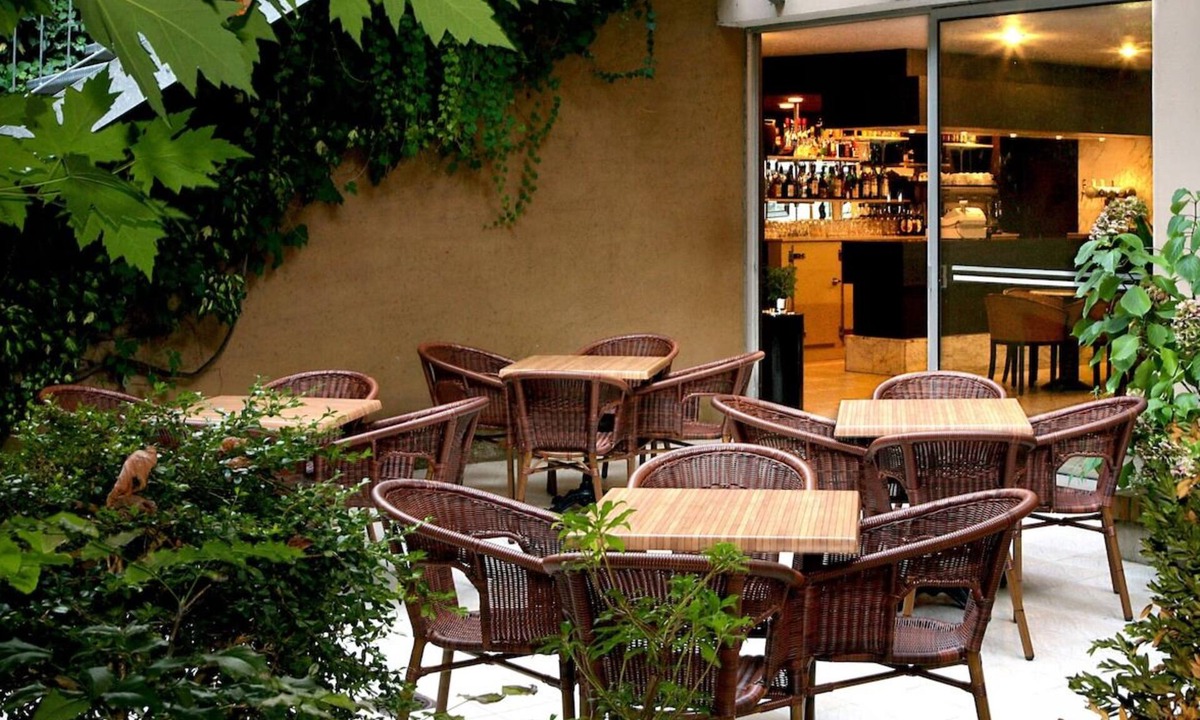 Lourdes Hotel | Relax in Comfortable Rooms with Parking and Easy Access to Attractions
